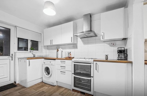 Horfield House | RudhallHaus|Modern|Spacious|4BR|Families|Groups