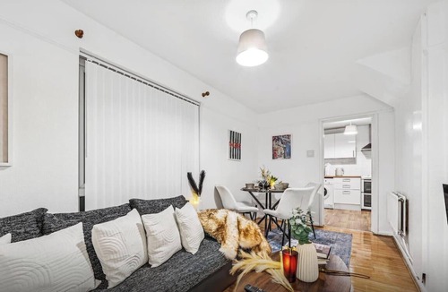 Horfield House | RudhallHaus|Modern|Spacious|4BR|Families|Groups