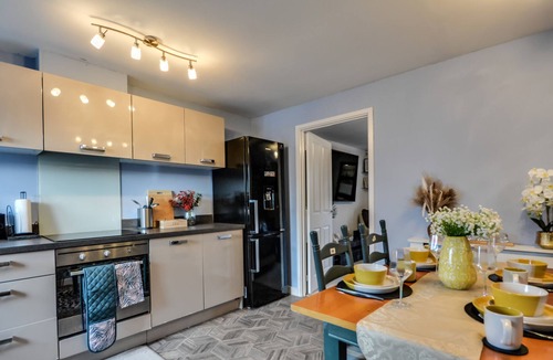 Runcorn House | Runcorn Lake house with parking space