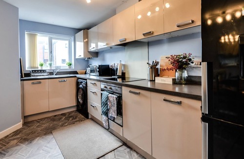 Runcorn House | Runcorn Lake house with parking space