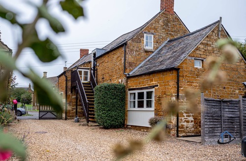 Caldecott Apartment | Rustic charm, king bed, en-suite, wi-fi, parking