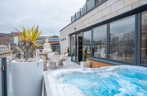 Leeds City Center Apartment | SAINT PAUL - Unrivalled 3BR Penthouse Apartment with Hot Tub Leeds