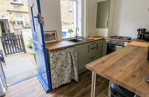 Saltaire Village House | SALTAIRE HOUSE, romantic, with a garden in Saltaire