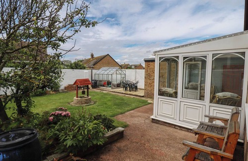 Withernsea House | SANDRINGHAM, pet friendly, country holiday cottage in Withernsea