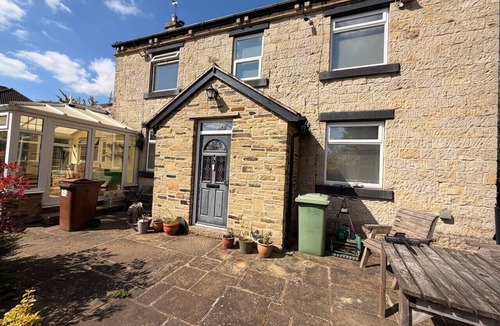 Horsforth House | Sandywell Cottage - Families, Contractors, Airport