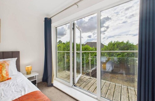 Wychbold House | Saxon Home by Signature Stays - Pool & Gym Access - Parking