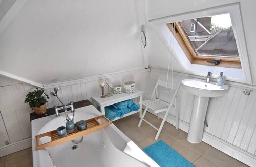 Epsom House | Scandi-Style 4B Bungalow Large Garden and Parking