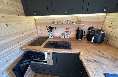Spilsby Cabin | Scranton Lodge - Luxury fishing pod in Lincolnshire Wolds @Woodlands Fisheries
