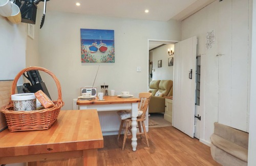 Flamborough Cottage | SEASHELL COTTAGE, pet friendly, with a garden in Flamborough