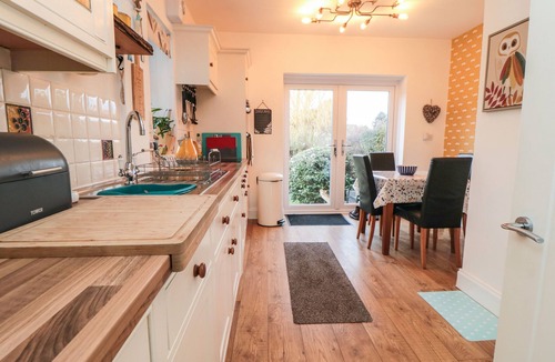 Cayton Bay House | SEASIDE HOUSE, pet friendly, character holiday cottage in Cayton