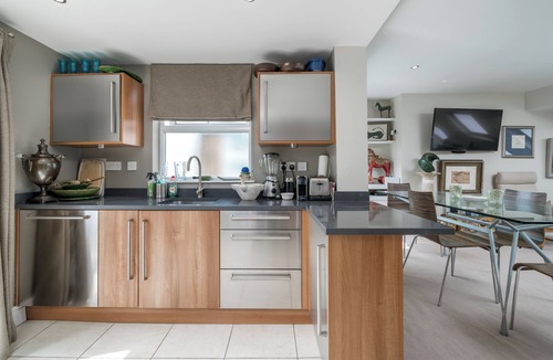 Queenstown Apartment | Serene 2-bedroom apartment in London perfect for your getaway