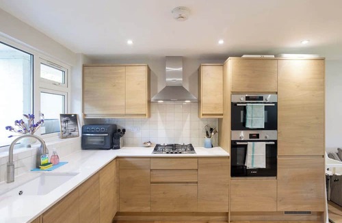 Holloway Apartment | Serene Midcentury Modern Family Home in Islington