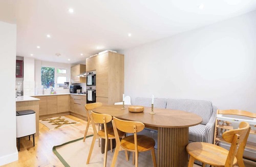 Holloway Apartment | Serene Midcentury Modern Family Home in Islington