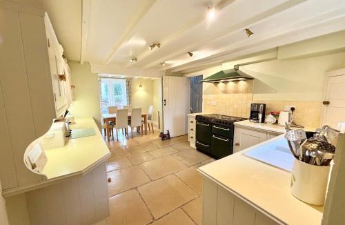 Huggate House | Serene Yorkshire Wolds Cottage Sleeps 6 EV