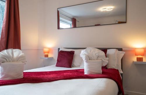 Bloxwich House | Sheldon Stay, 4 bed, 2 miles to NEC, BHX, JLR