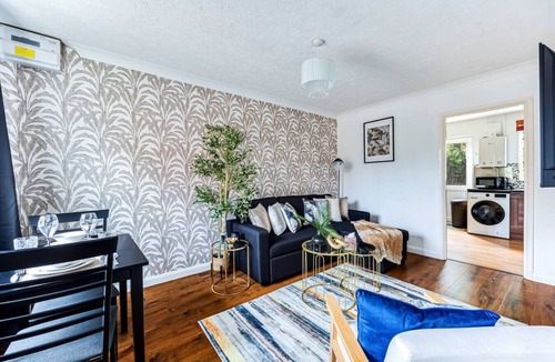 Knowle Sands House | Shenley House Excellent Location Driveway Parking Garden FastWifi SmartTVs Yoko Property