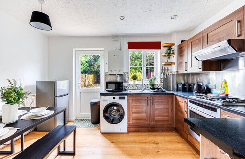 Knowle Sands House | Shenley House Excellent Location Driveway Parking Garden FastWifi SmartTVs Yoko Property