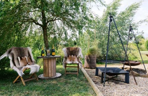 Redmile House | Shepherd's Hut- Hot Tub- Wellness Spa- Wood Burner