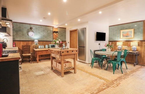 Amerton Cottage | SHREWSBURY LODGE, pet friendly, with a garden in Great Haywood