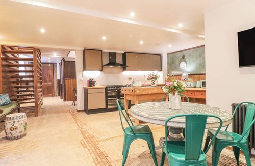 Amerton Cottage | SHREWSBURY LODGE, pet friendly, with a garden in Great Haywood