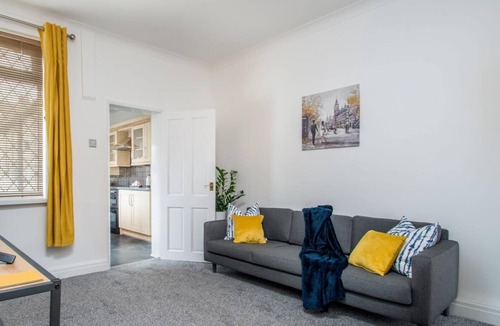 Goole House | Sicily House by Lavender Stays Free WiFi, 6 Guests