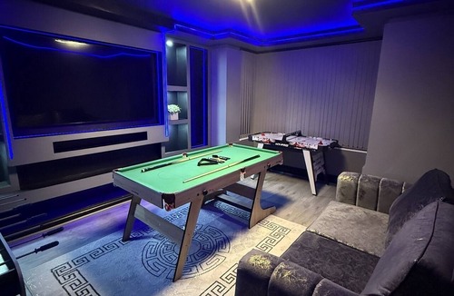 Shipley Apartment | Sk Stays Luxury Home Jacuzzi Bath & Cinema Room