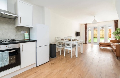 Anerley Cottage | Sleek and Stylish 2BD Home With a Garden Anerley