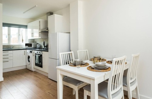 Anerley Cottage | Sleek and Stylish 2BD Home With a Garden Anerley
