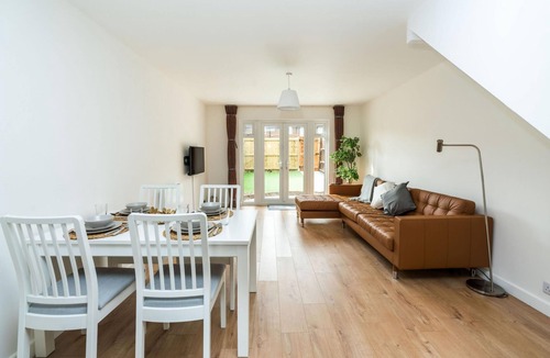 Anerley Cottage | Sleek and Stylish 2BD Home With a Garden Anerley