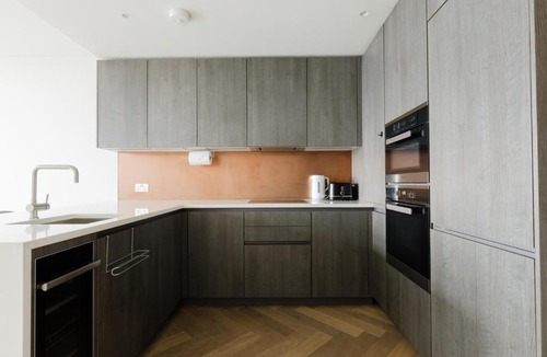 Shoreditch Apartment | Sleek City Stay with Skyline Views in Shoreditch