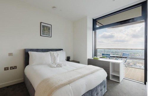 Shoreditch Apartment | Sleek City Stay with Skyline Views in Shoreditch