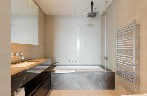 Shoreditch Apartment | Sleek City Stay with Skyline Views in Shoreditch