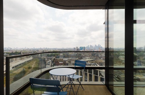 Shoreditch Apartment | Sleek City Stay with Skyline Views in Shoreditch