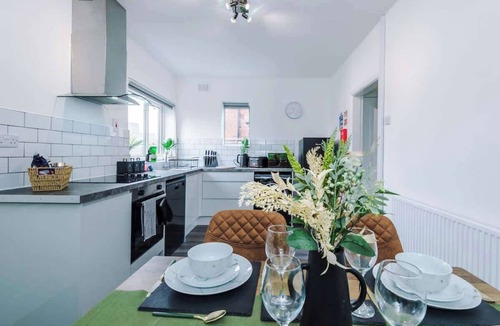 Wigan House | Sleek & Spacious 3BR - Family Stay W/Free Parking