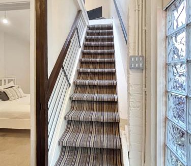 Grantham Apartment | Sleeps 4, 2 Bedroom in Central Grantham Free Gym Access Free Parking
