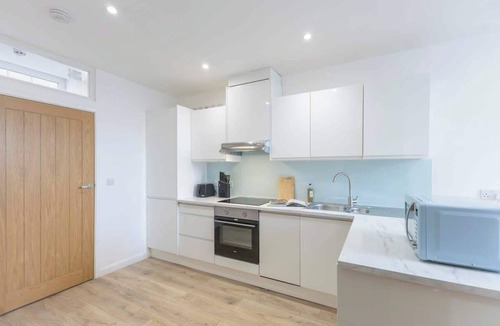 Newark Apartment | Sleeps 4 | Perfect for Contractors w/Free Wi-Fi