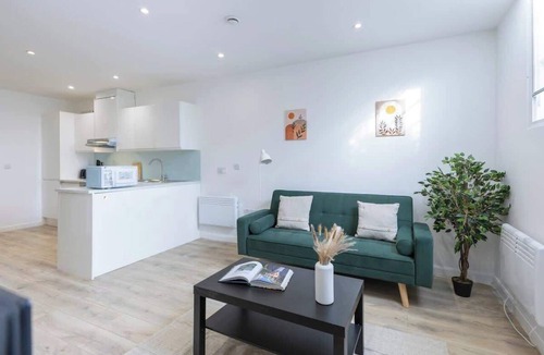 Newark Apartment | Sleeps 4 | Perfect for Contractors w/Free Wi-Fi