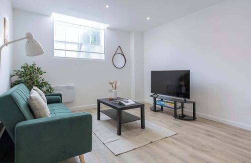 Newark Apartment | Sleeps 4 | Perfect for Contractors w/Free Wi-Fi