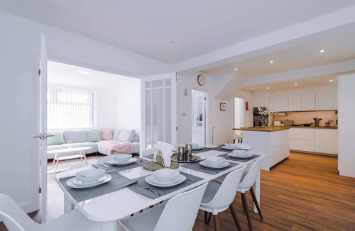 Trafford House | Sleeps 6 | Driveway Parking | 3 Bed Home in Sale