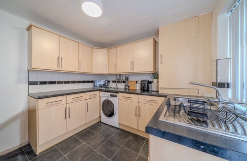 Anfield House | Sleeps 6 Spacious 3 Bed House w/Free Parking