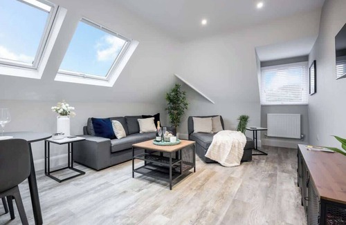 Southbourne Apartment | Sobo Loft- Beachside Top Floor Fllat Free Parking - 5 mins to beach