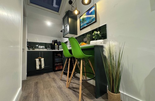 Elland Apartment | Southgate Penthouse Apartment - Free WiFi - Private Parking - 2 Min M62