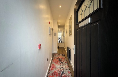 Elland Apartment | Southgate Penthouse Apartment - Free WiFi - Private Parking - 2 Min M62