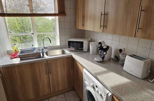 Kilburn Apartment | Spacious 1-Bed Flat Sleeps 5 Near Tube Lift Jubilee, Bakerloo & Overground Lines