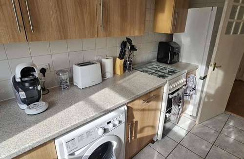 Kilburn Apartment | Spacious 1-Bed Flat Sleeps 5 Near Tube Lift Jubilee, Bakerloo & Overground Lines