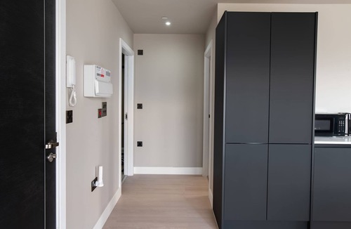 Bloxwich Apartment | Spacious 1BED Birmingham Apartment w Roof Terrace