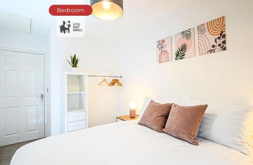 Cranfield Apartment | Spacious 2 Bedroom Balcony Flat with Parking and Fast WiFi