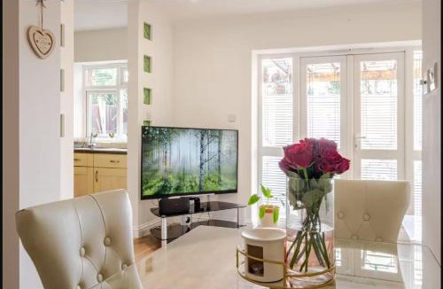 Brooklands Apartment | Spacious 2BDR Apartment, WIFI+ Great TV