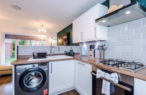 Chorley House | Spacious 3 bedroom home with garden