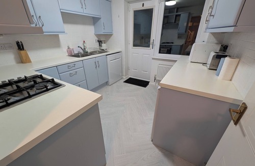 Oadby House | Spacious 3 bedroom Family house with games room in quiet area